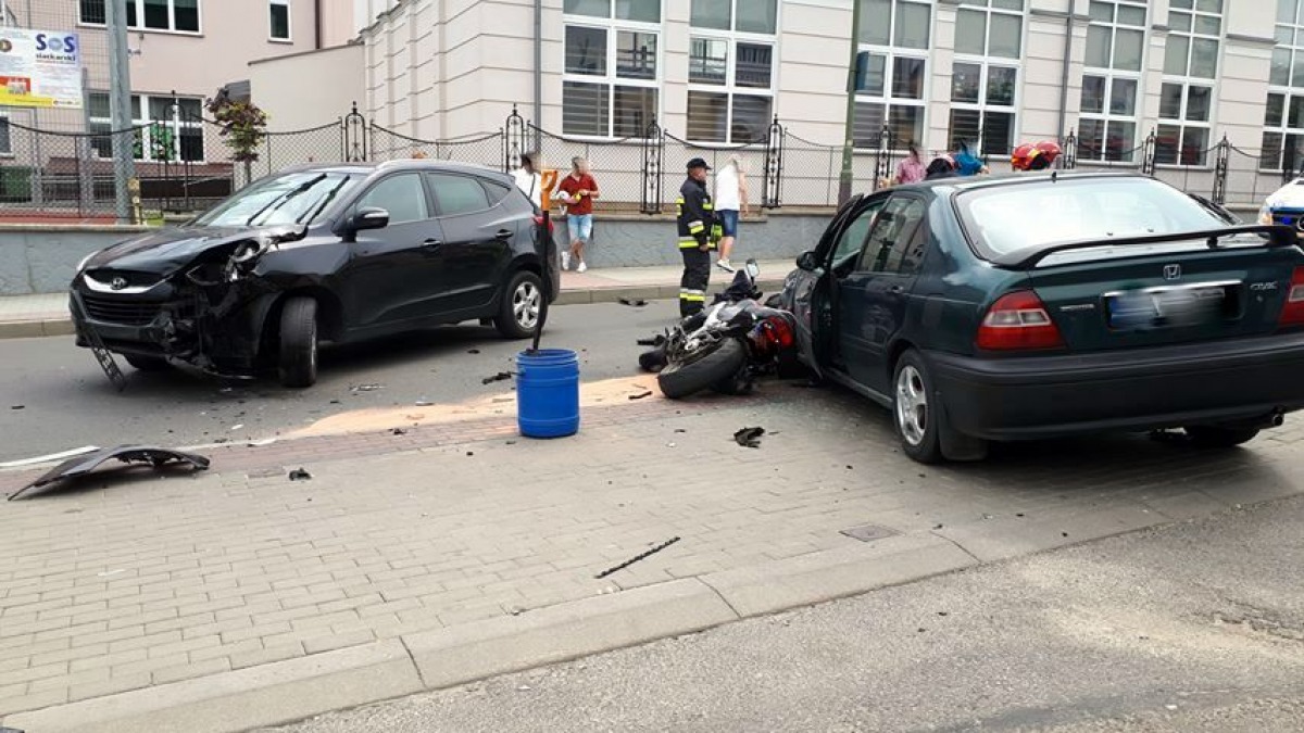 Z OSTATNIEJ CHWILI: Wypadek z udziałem motocykla na ul. Mickiewicza [ZDJĘCIA] - Zdjęcie główne
