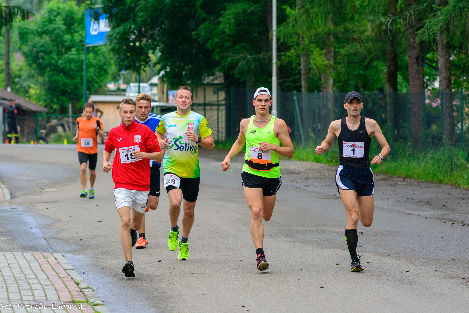 W Lesku biegli i maszerowali z okazji setnej rocznicy odzyskania niepodległości przez Polskę [ZDJĘCIA] - Zdjęcie główne
