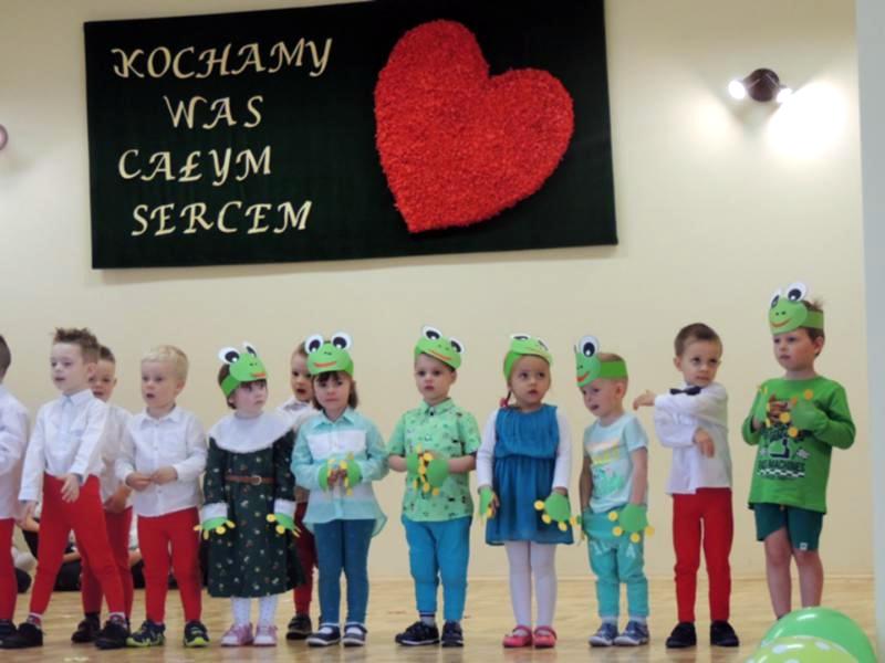 PAKOSZÓWKA: Przedszkolaki uczciły Dzień Mamy i Taty [ZDJĘCIA+VIDEO] - Zdjęcie główne
