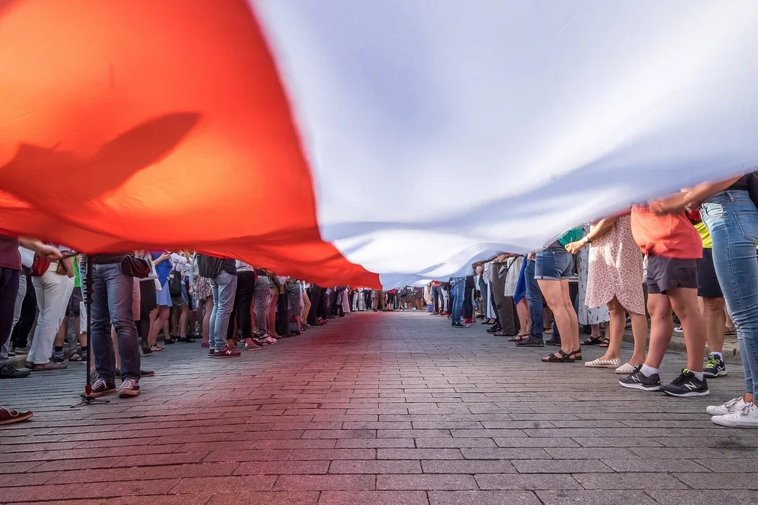 Popierający opozycję Polacy ruszają do Warszawy na marsz 4 czerwca. "To SB-cy, komuniści, wnuki Urbana i KODziarze" – podsumowuje polityk koalicji - Zdjęcie główne