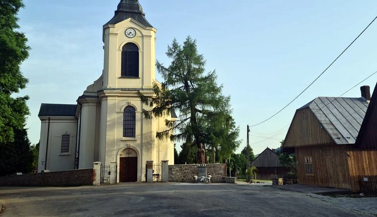 Proboszcz wymyślił opłatę za parking. Zdjęcie podbija Internet!  - Zdjęcie główne