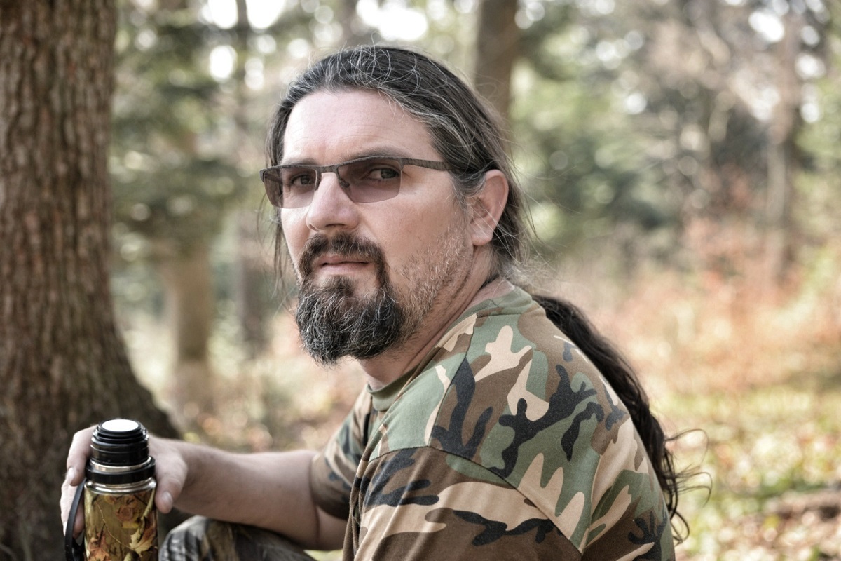 Łowczy bieszczadzkiej przyrody. Mariusz Strusiewicz, bieszczadzki fotograf, z aparatem po lesie wędruje od dzieciństwa - Zdjęcie główne