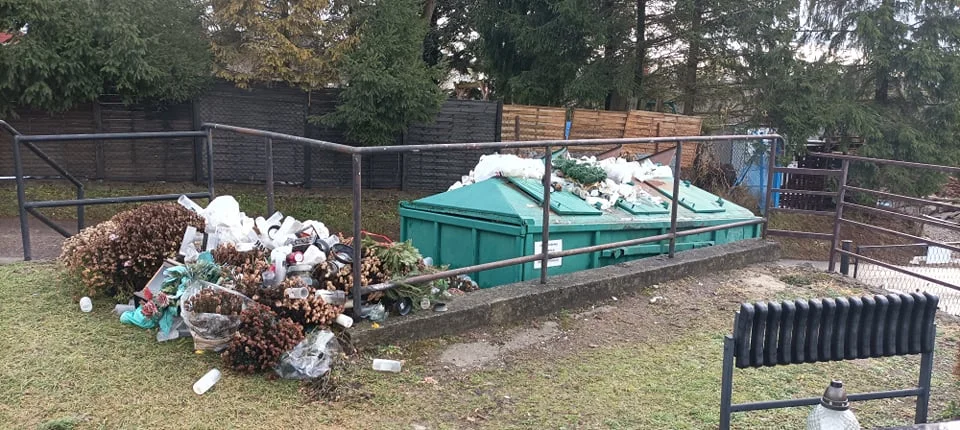 Sterty śmieci na cmentarzu na Posadzie