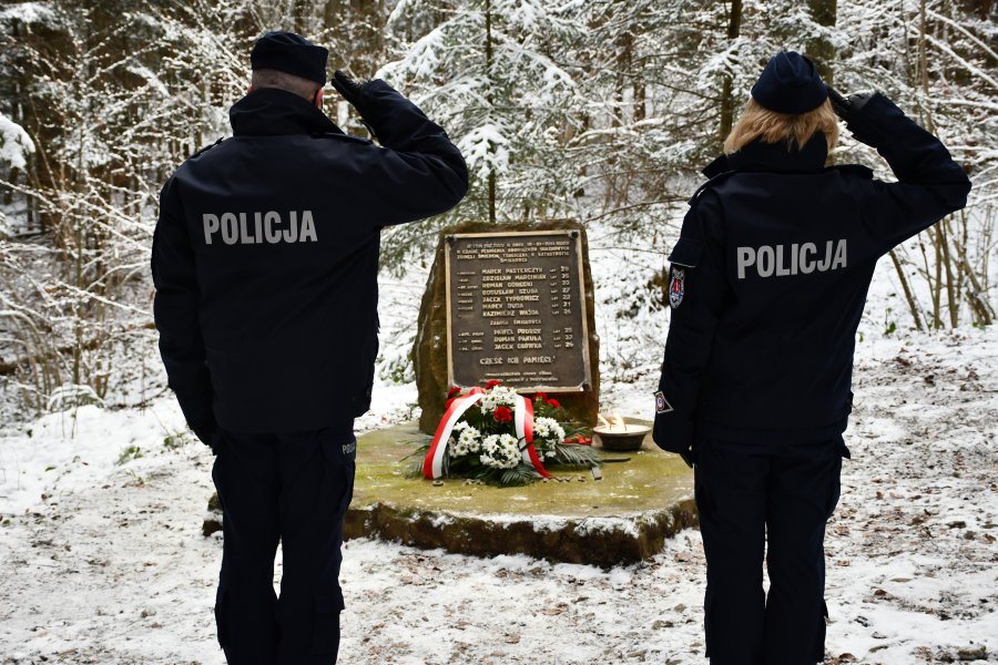  Policja uczciła 30. rocznicę katastrofy śmigłowca w Cisnej  - Zdjęcie główne