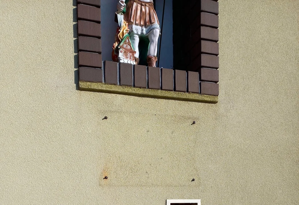 Złodziej pamiątkowej tablicy OSP Wzdów trafił w ręce policji - Zdjęcie główne
