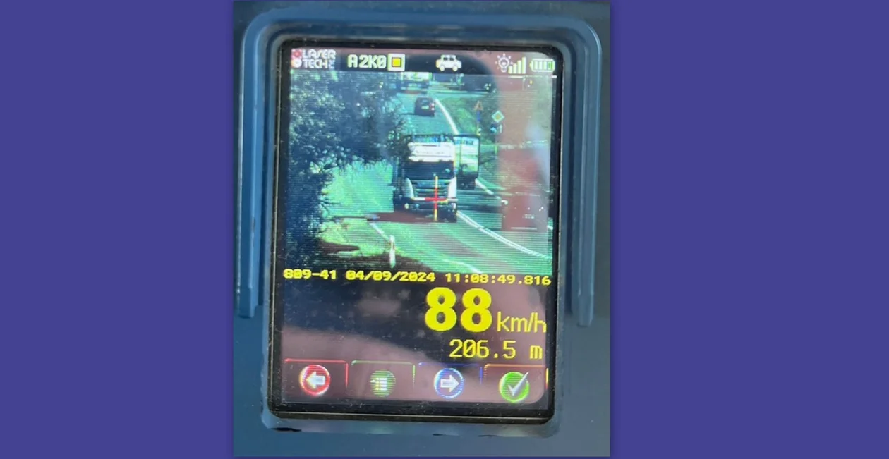 Kierowca ciężarówki jechał prawie 90 km/h w terenie zabudowanym – podwójna grzywna za recydywę - Zdjęcie główne