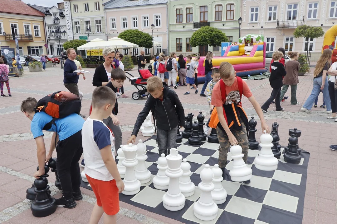 Dzień Dziecka na sanockim Rynku. Moc atrakcji dla najmłodszych! [ZDJĘCIA]  - Zdjęcie główne