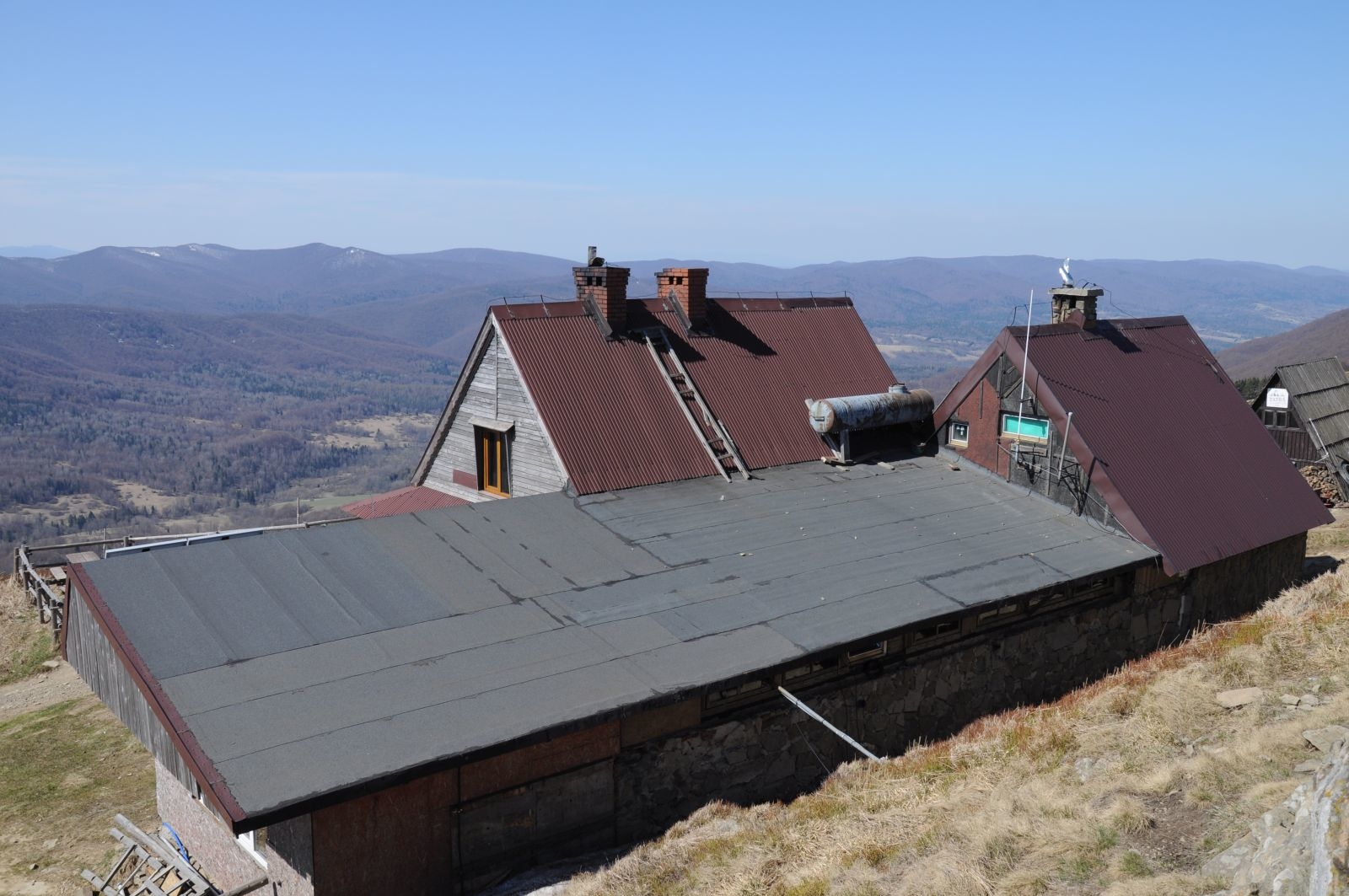 BIESZCZADY: Rusza rozbiórka Chatki Puchatka. Zmiana przebiegu szlaku i wirtualna Chatka [FOTO+VIDEO] - Zdjęcie główne