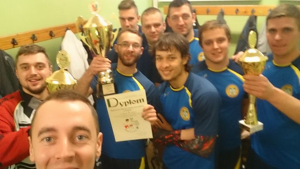 „Togi” z pucharem - Zdjęcie główne