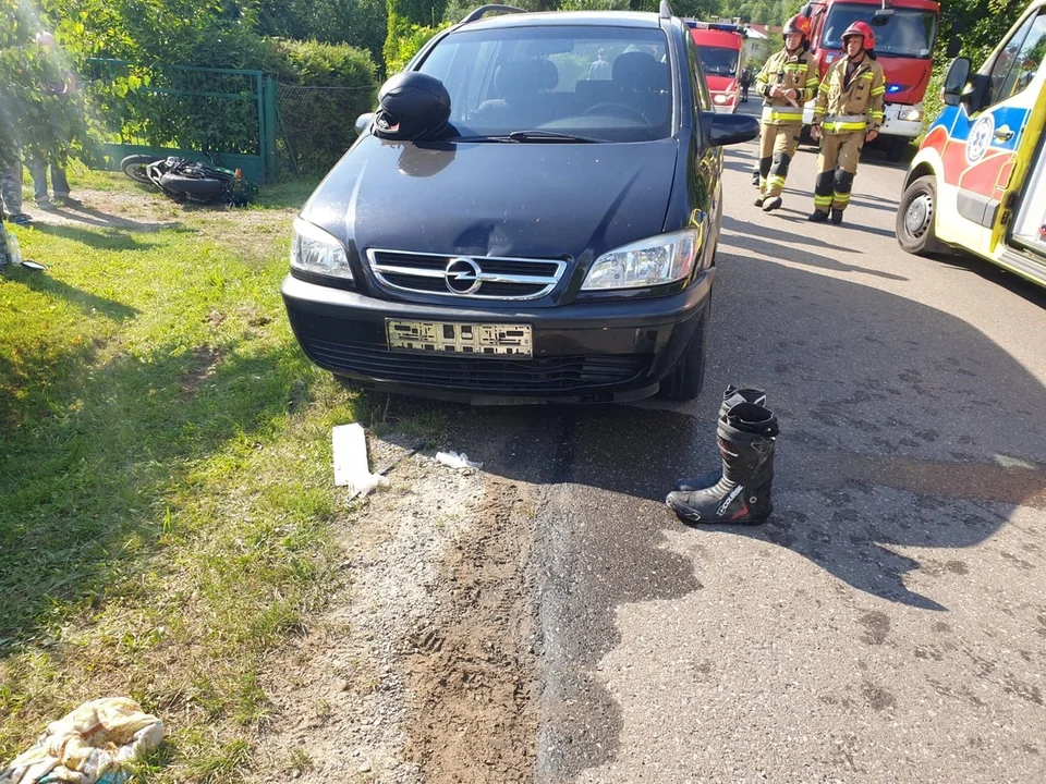 Powiat Brzozów. Motocyklista stracił panowanie nad jednośladem i doprowadził do zdarzenia z osobówką - Zdjęcie główne