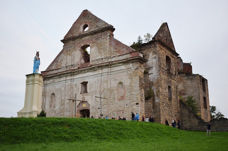 Droga krzyżowa i klasztor Karmelitów bosych w Zagórzu FOTO - Zdjęcie główne