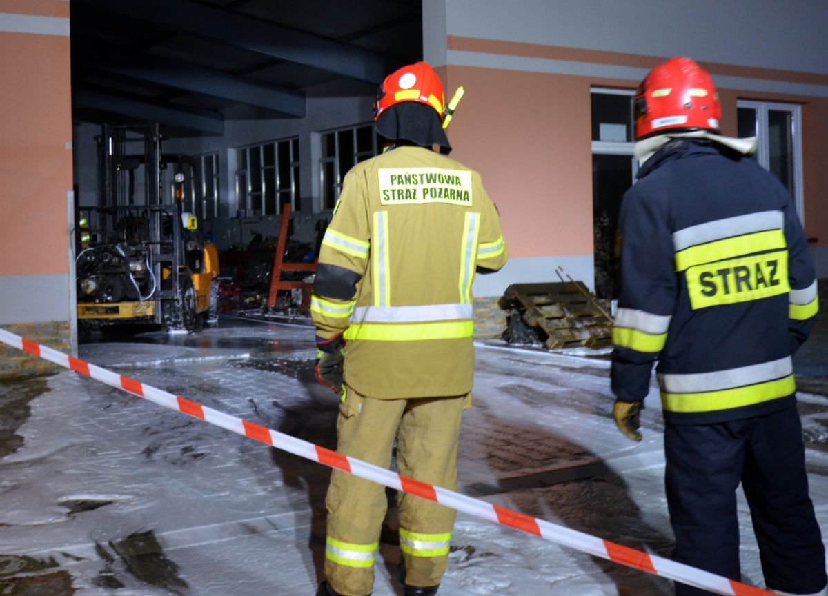 SANOK: Rozlane 200 litrów paliwa na stacji demontażu pojazdów [FOTO+VIDEO]  - Zdjęcie główne