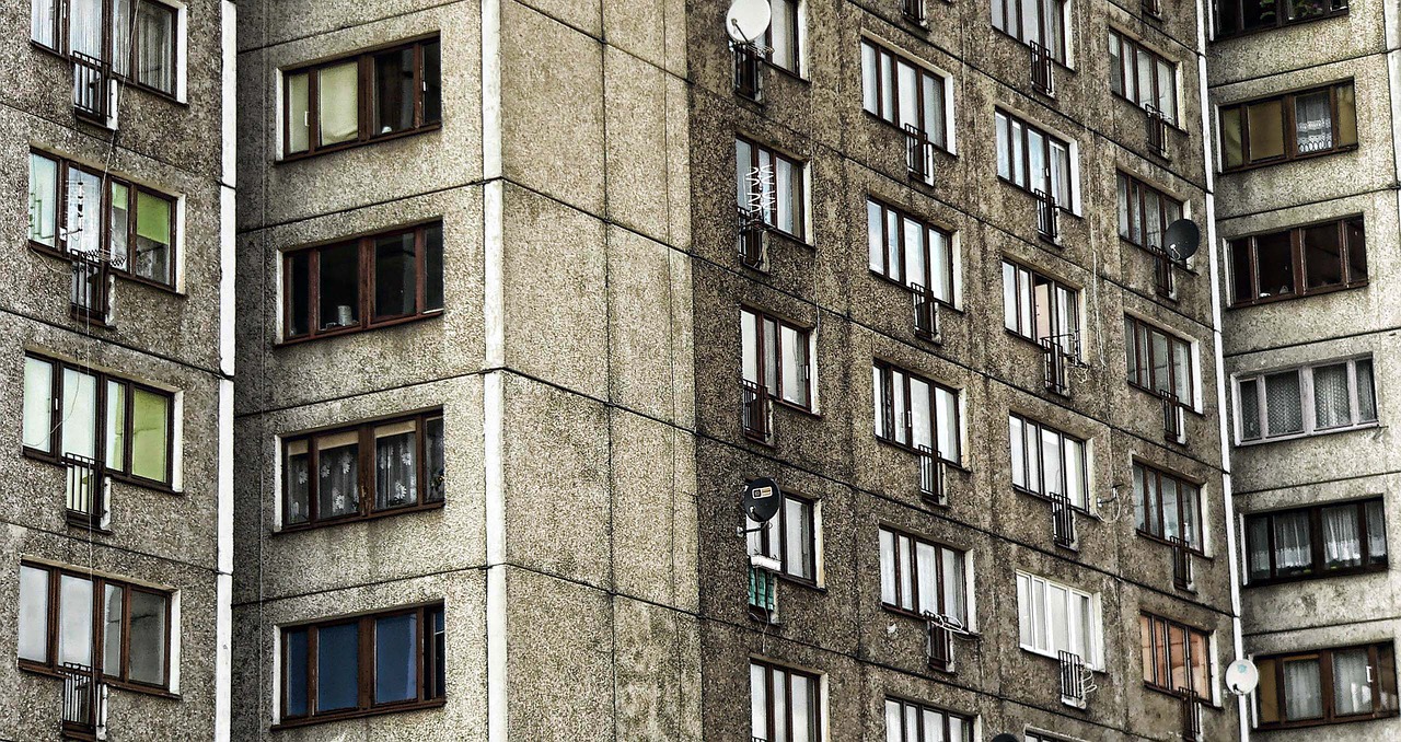 Dramat w Rzeszowie. Mężczyzna wypadł z okna 16. piętra! - Zdjęcie główne
