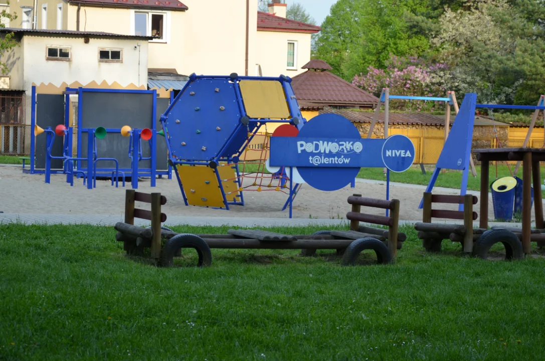 Mamy dobrą wiadomość! Plac zabaw przy przedszkolu na Sadowej będzie otwarty! - Zdjęcie główne