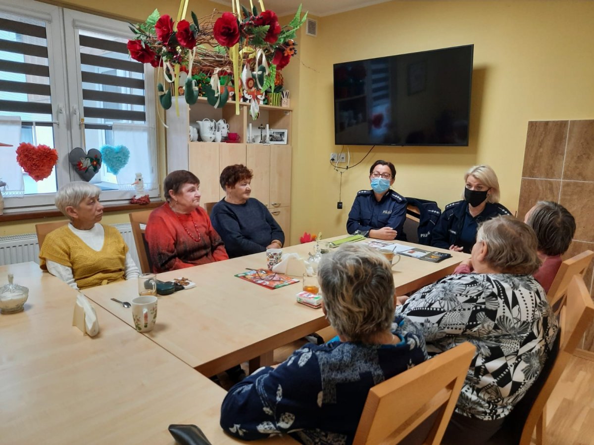 Świadomi seniorzy to bezpieczni seniorzy. Sanocka Policja edukowała starszych mieszkańców Zarszyna - Zdjęcie główne