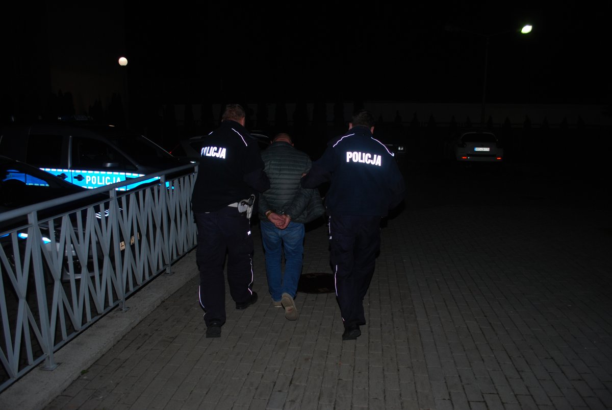 Dwoje mężczyzn uwięziło dostawcę, zastraszało go psem i bronią!