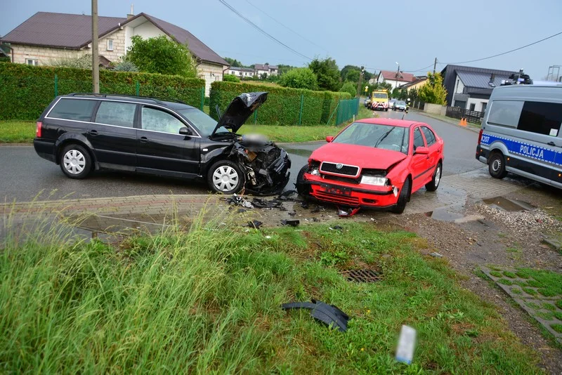 Czołowe zderzenie Volkswagena i Skody w Jedliczu. Pasażerka wymagała specjalistycznej pomocy medycznej - Zdjęcie główne