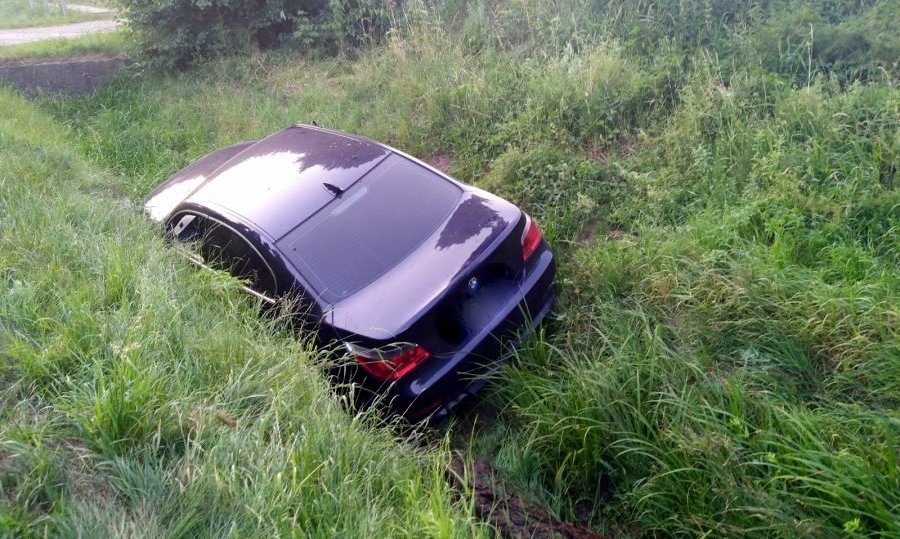 HUMNISKA: Pijany kierowca BMW zakończył jazdę w rowie [ZDJĘCIA] - Zdjęcie główne