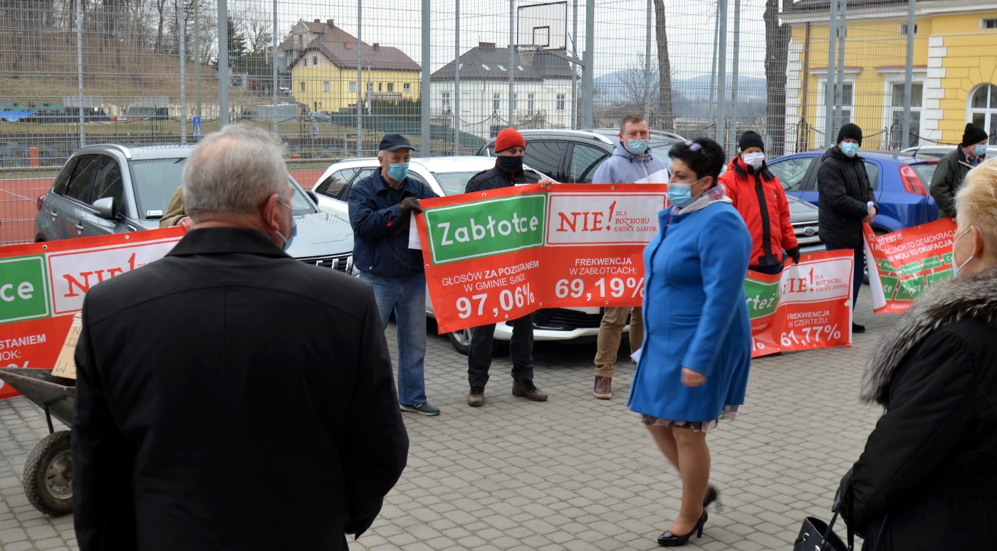 pikieta mieszkańców wsi przed sesją Rady Miasta Sanoka