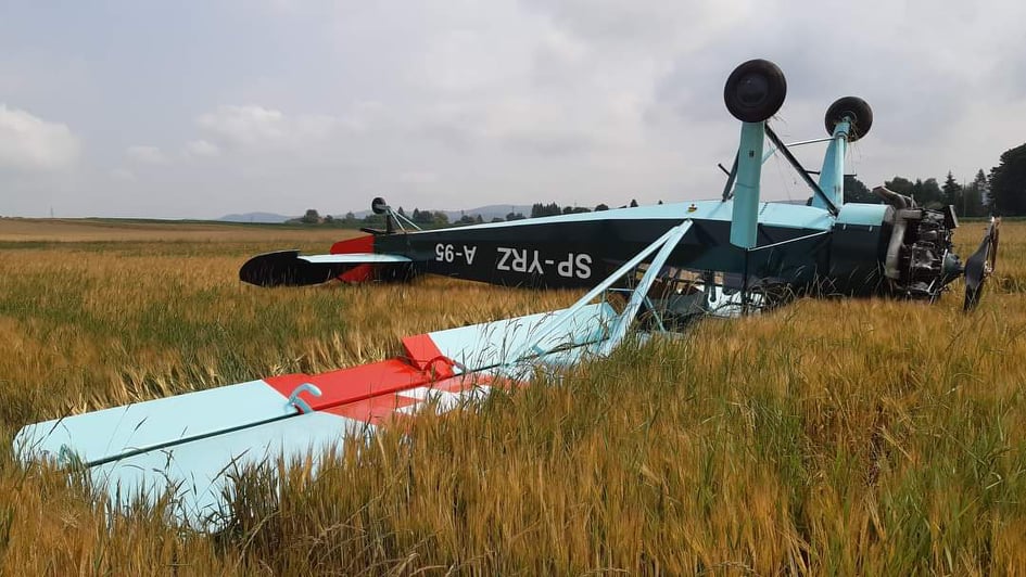 Awaryjne lądowanie zabytkowej awionetki w Chrząstówce [ZDJĘCIA] - Zdjęcie główne