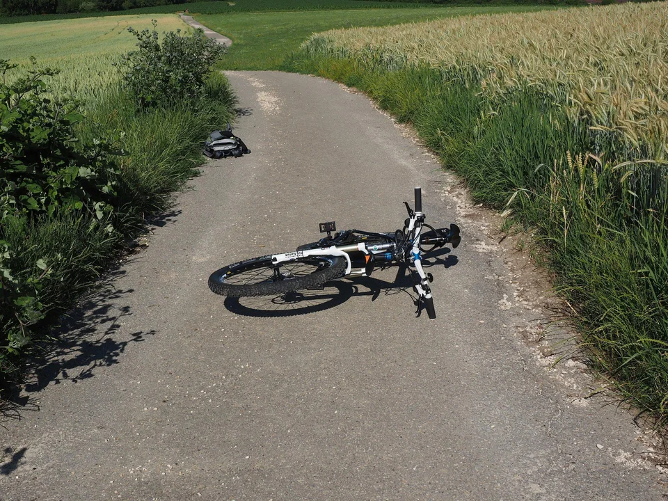 Orzechówka. 14-latka jadąca rowerem zderzyła się z idącym mężczyzną na nieoświetlonym odcinku drogi - Zdjęcie główne