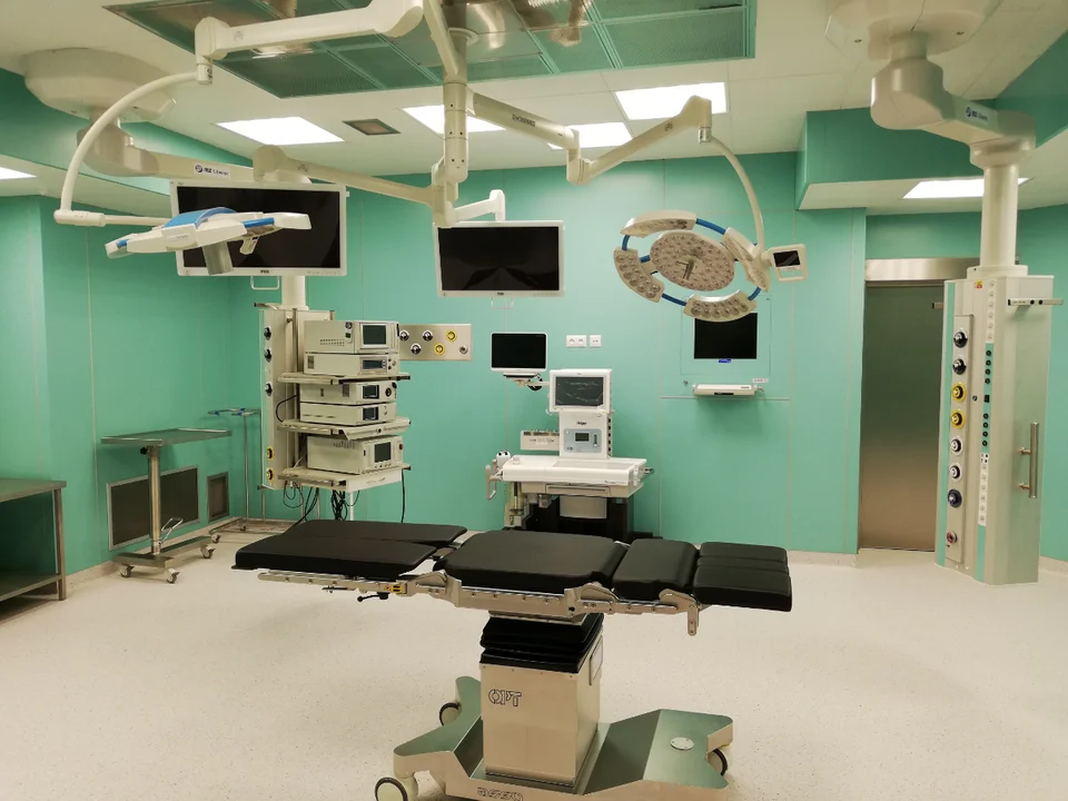 W sanockim szpitalu przeprowadzono już kilkaset udanych operacji chorób zwyrodnieniowych kręgosłupa - Zdjęcie główne