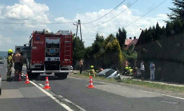 BESKO: Zjechał z drogi i uderzył w betonowy przepust [ZDJĘCIA] - Zdjęcie główne