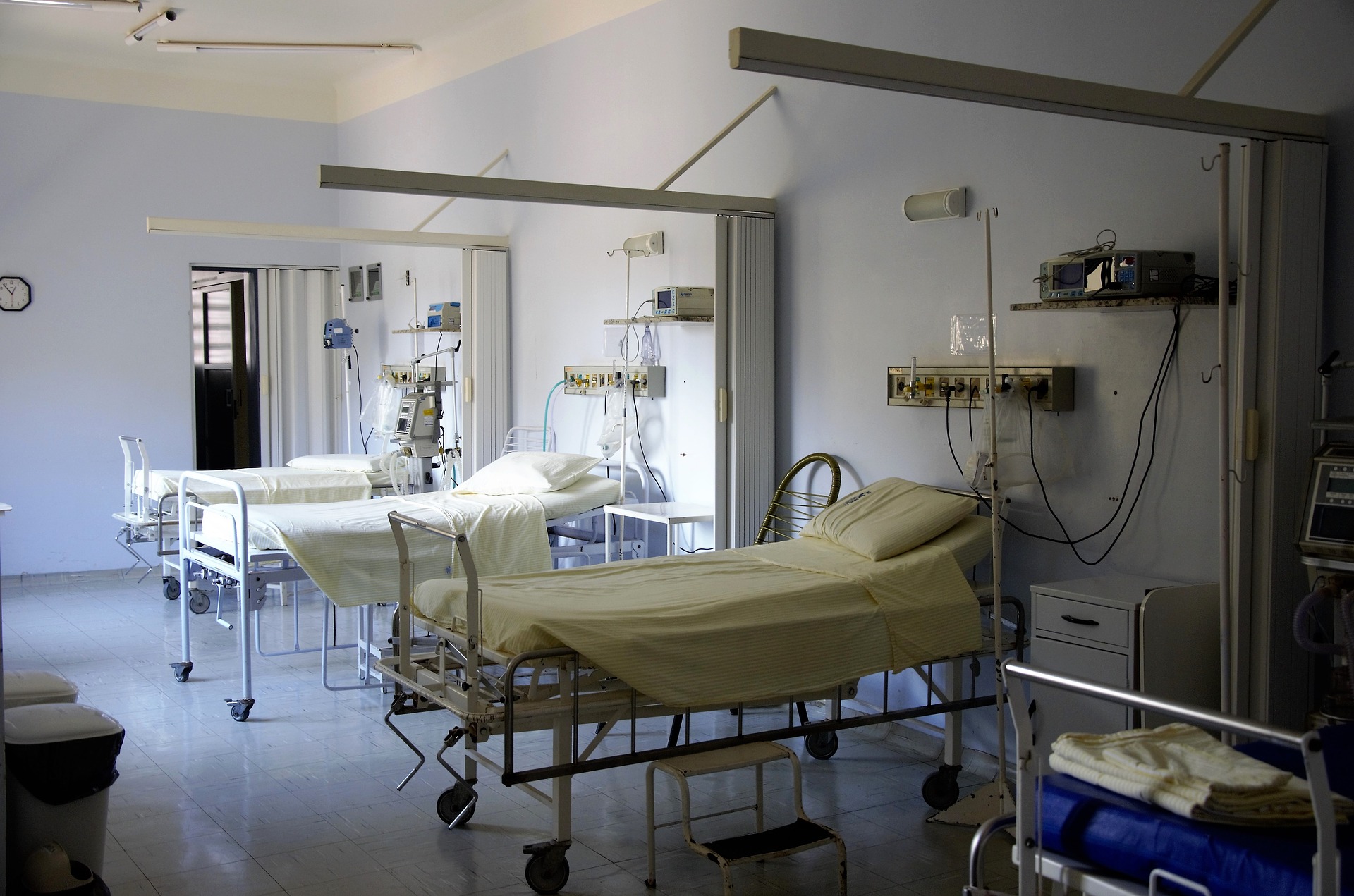 Wojewoda zwiększa liczby łóżek dla pacjentów covidowych w szpitalach regionu - Zdjęcie główne