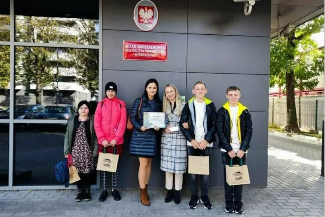 Sukces Szkoły Podstawowej w Niebieszczanach w plebiscycie „Klimatyczny zakątek” - Zdjęcie główne