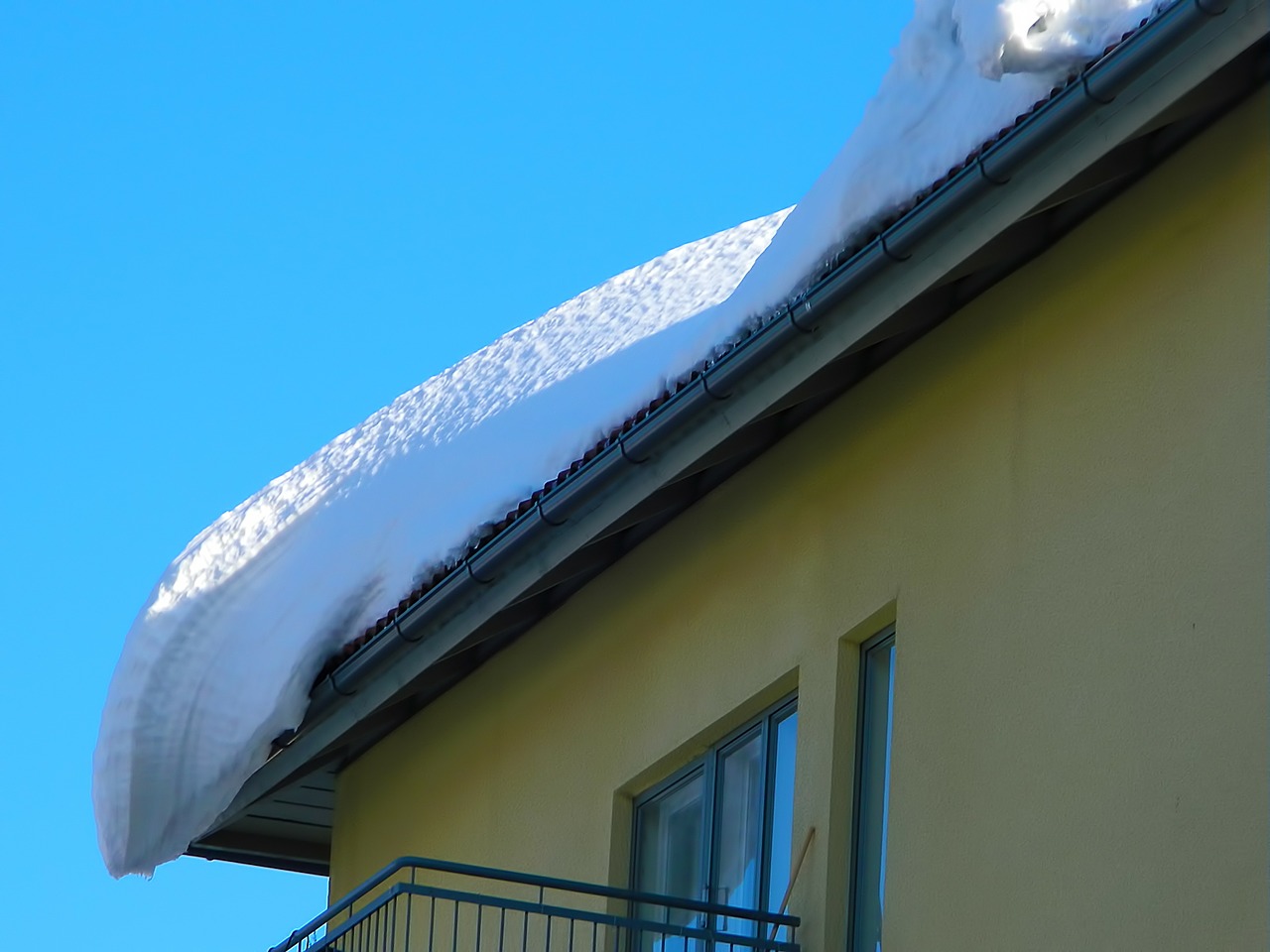 UWAGA! Spadający śnieg z dachów - Zdjęcie główne