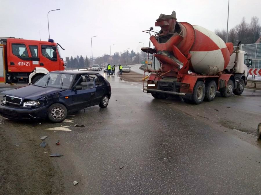 BRZOZÓW: Zderzenie skody z ciężarową scanią [ZDJĘCIA] - Zdjęcie główne