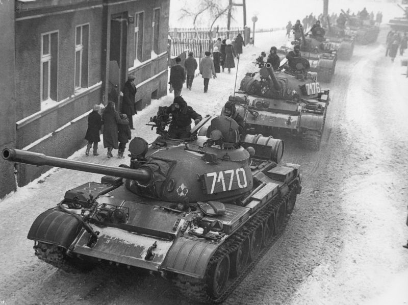 Czołgi T-55 na ulicach w czasie stanu wojennego