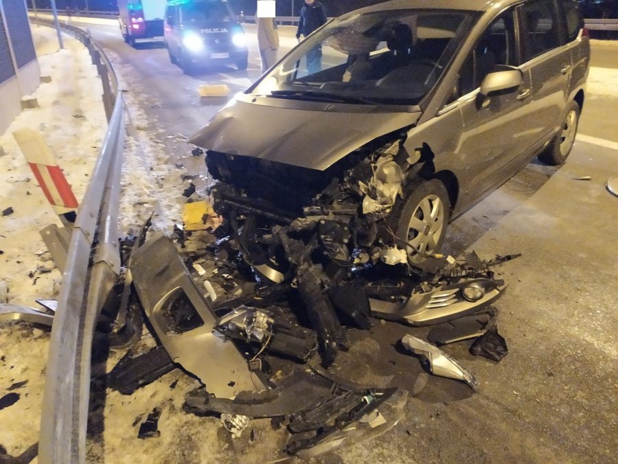 Z PODKARPACIA. Roztrzaskał mu samochód i uciekł. Zostawił jednak tablicę [FOTO] - Zdjęcie główne