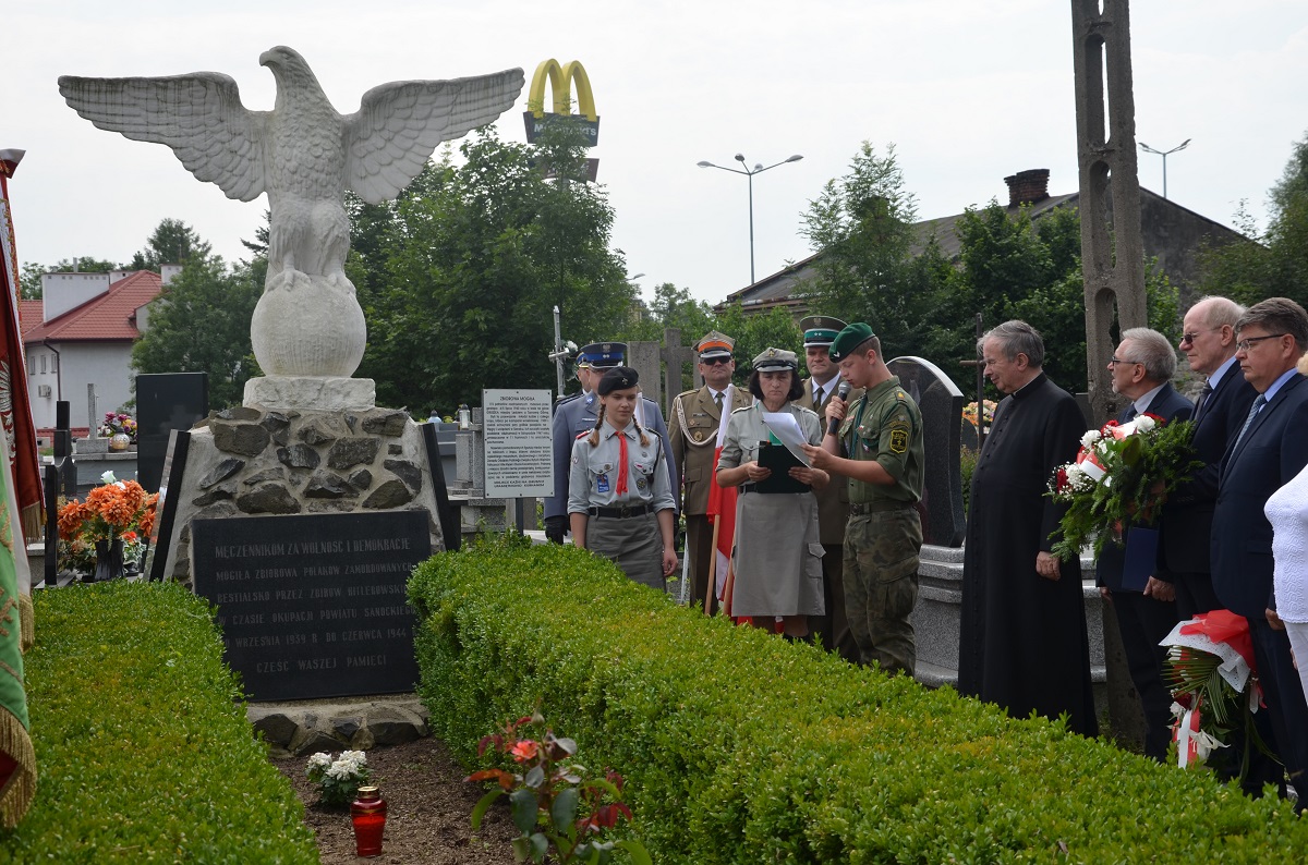 Mieszkańcy Sanoka uczcili pamięć pomordowanych  FOTO - Zdjęcie główne