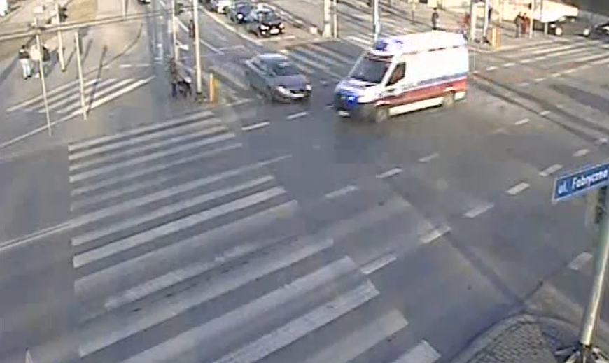 Z LUBELSKIEGO. Karetka roztrzaskana. Dwie osoby ranne - wszystko nagrała kamera [VIDEO] - Zdjęcie główne