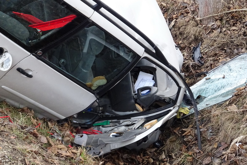 Z PODKARPACIA. Wjechał do rowu i uderzył w drzewo. Mężczyzna doznał ciężkich obrażeń [FOTO] - Zdjęcie główne