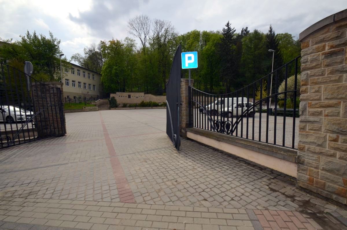 SYGNAŁY CZYTELNIKÓW: Pandemiczny parking na Placu Harcerza. Czy jest potrzebny? [FOTO] - Zdjęcie główne