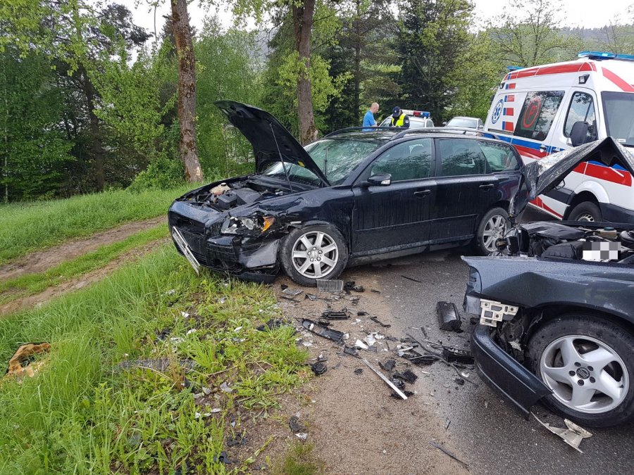 POWIAT BIESZCZADZKI: Czołówka w Kwaszeninie. Jedna osoba trafiła do szpitala - Zdjęcie główne