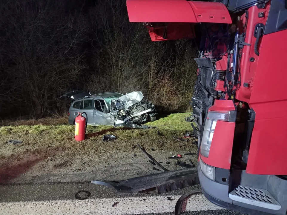 Czołowe zderzenie TIR-a z osobówką. Kierowca BMW przetransportowany do szpitala - Zdjęcie główne