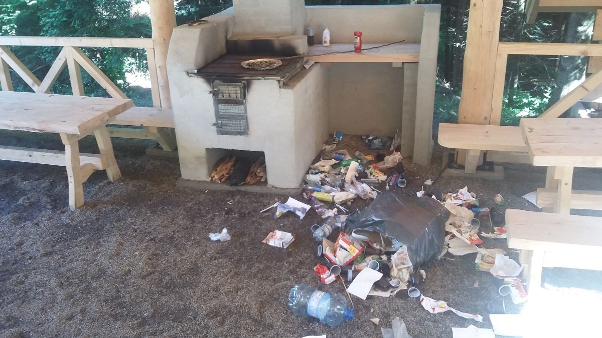 Dewastacja nowej wiaty turystycznej w Bukowcu - Zdjęcie główne