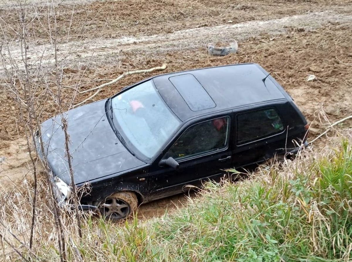 BRZOZÓW: Samochód osobowy w szczerym polu [FOTO] - Zdjęcie główne