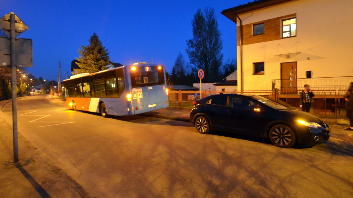 SANOK: Kolizja autobusu z samochodem osobowym [FOTO+VIDEO] - Zdjęcie główne