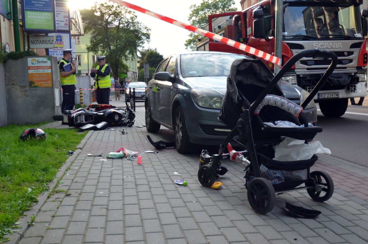 Sanok. Motocyklista staranował ludzi na chodniku [FOTO+VIDEO] - Zdjęcie główne