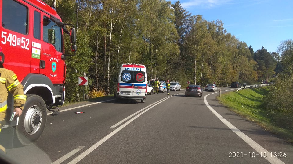 UWAGA! Zderzenie motocykla z osobówką w Zagórzu. Droga zablokowana! [ZDJĘCIA] - Zdjęcie główne