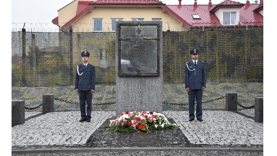 Obelisk z tablicą upamiętniającą działaczy Solidarności w 1982 roku. Wspomnienia internowanych sanoczan - Zdjęcie główne