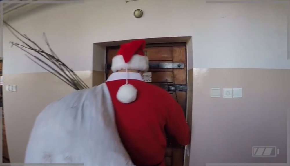 Do więzienia zawitał święty Mikołaj. Rozdał osadzonym... rózgi [FOTO+VIDEO] - Zdjęcie główne