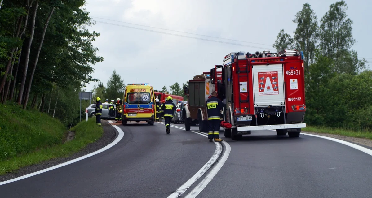 Czołowe zderzenie dwóch pojazdów w Uhercach Mineralnych. Cztery osoby poszkodowane! - Zdjęcie główne