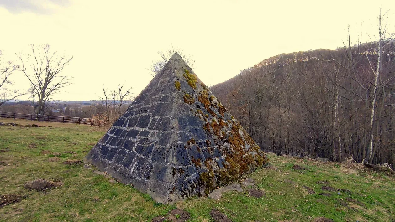 Wierny model piramidy Cheopsa znajduje się w Międzybrodziu koło Sanoka. Poznajcie jej historię [ZDJĘCIA] - Zdjęcie główne