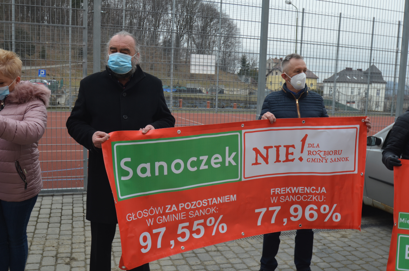 pikieta mieszkańców wsi przed sesją Rady Miasta Sanoka