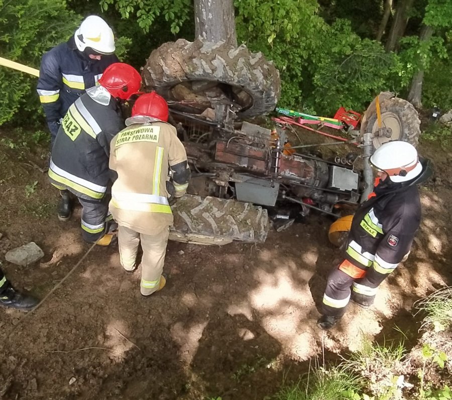 BRZOZÓW: Ciągnik przygniótł 68-latka. Mężczyzna przetransportowany śmigłowcem LPR do szpitala - Zdjęcie główne